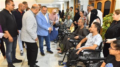 محافظ أسيوط يسلم كراسي كهربائية وماكينات خياطة لذوي الهمم والسيدات المعيلات