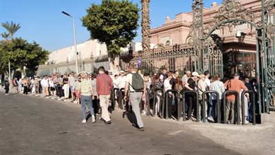 بعد إغلاق قاعة توت عنخ آمون، اصطفاف الزائرين أمام المتحف المصري بالتحرير 