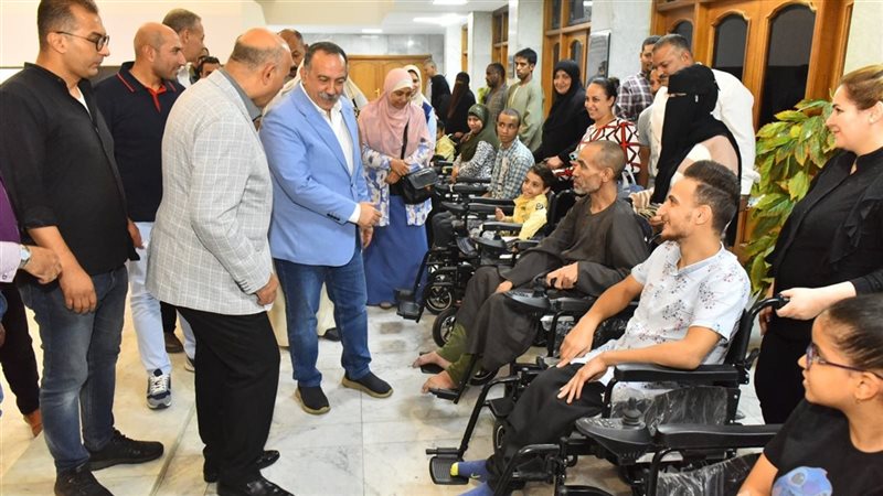 محافظ أسيوط يسلم