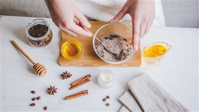 ماسكات طبيعية للبشرة المرهقة من قلة النوم 