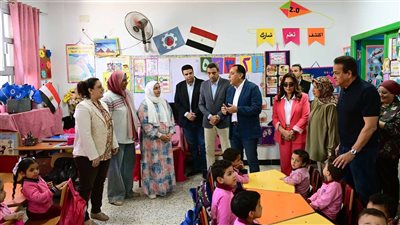 للاطمئنان على العملية التعليمية، مدبولي يغير مسار جولته بالسويس ويتفقد مدرسة 