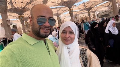 حاتم صلاح يقضي شهر العسل في رحاب بيت الله الحرام بعد زفافه