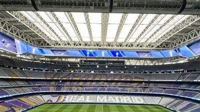قناة ريال مدريد تستعرض آخر استعدادات ملعب سانتياجو بيرنابيو قبل لقاء برشلونة (فيديو)