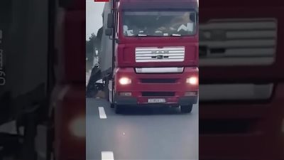 لحظات خطيرة، سائق مخمور يقود شاحنة تترنح على الطريق السريع (فيديو) 