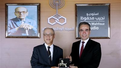 سفير اليابان يزور استديو نجيب محفوظ بماسبيرو ويشيد بالتعاون في تأسيس المتحف الكبير