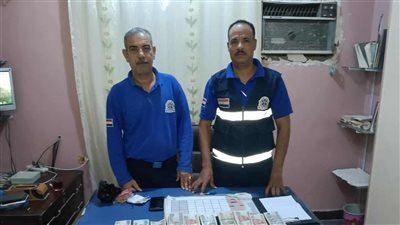 مسعفا قنا يسلمان أموال ومتعلقات مصابين في حادث قرية بركة للشرطة