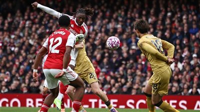 أرسنال يتقدم على كريستال بالاس بهدف إيزي في الشوط الأول 