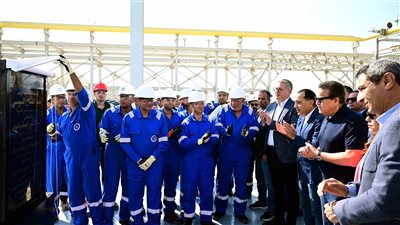 في مستهل جولته بالسويس، رئيس الوزراء يفتتح مشروع استرجاع الغازات بـ