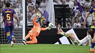 ريال مدريد يفوز على برشلونة 2-1 ويبتعد بصدارة الدوري الإسباني (صور)