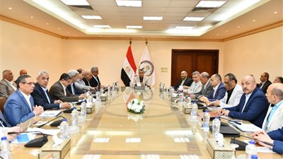 وزير الإنتاج الحربى يتابع مع رؤساء الشركات موقف المشروعات الجاري تنفيذها