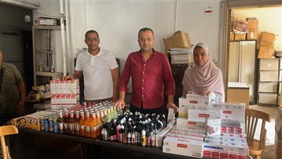 ضبط سلع غذائية منتهية الصلاحية وسجائر وزيوت شيشة إلكترونية مجهولة المصدر بالإسكندرية