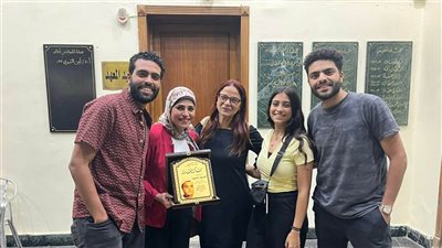 “عائلة سعيدة جدا” تعود للحياة على خشبة معهد الفنون المسرحية في احتفالية مؤثرة