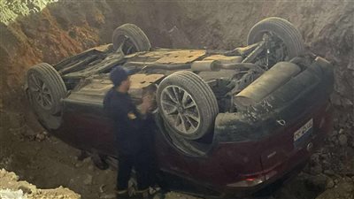 انتشال سيارة ملاكي من حفرة أعلى نزلة المنشية والمرور يفتح الطريق بالهرم (صور)