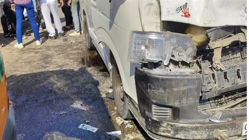 تصادم سيارة ميكروباص،