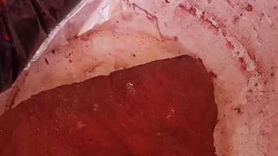 ضبط مطاعم شهيرة بأسيوط تستخدم مادة حمراء لتزييف أختام اللحوم 