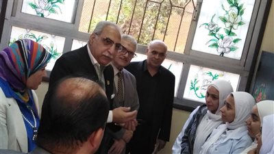 وكيل التعليم بالقليوبية يزور الطالبات المصابات في حادث كفر شكر 