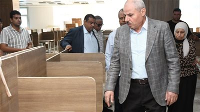 رئيس جامعة قناة السويس يتفقد مبنى الاختبارات الإلكترونية 