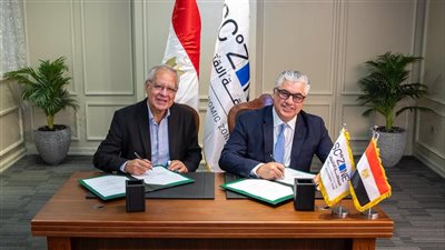 رئيس اقتصادية قناة السويس يوقّع عقود 3 مشروعات جديدة بالقنطرة غرب الصناعية