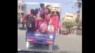 كارثة على الطريق، تروسيكل ينقل عشرات التلاميذ في القاهرة والنشطاء يحذرون (فيديو)