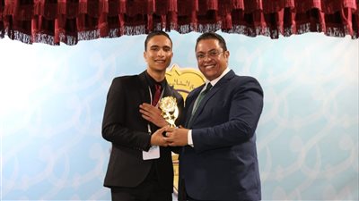 تكريم الطالب يوسف الشاذلي الفائز بمسابقة تصميم أفضل لوجو لقطاع الأنشطة الطلابية