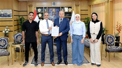 رئيس جامعة المنصورة يستقبل فريق مركز الحفريات الفقارية عقب اكتشاف 