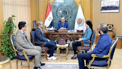 رئيس جامعة المنصورة يلتقي إدارة مكتب العلاقات الدولية