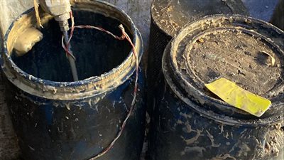 ضبط 2800 لتر من زيوت السيارات مجهولة المصدر داخل مخزن غير مرخص بالقليوبية