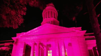 قبة قصر العيني تكتسي باللون الوردي تزامنا مع اليوم التوعوي بسرطان الثدي