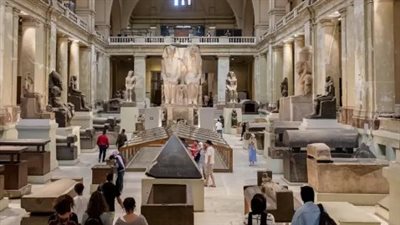 المتحف المصري بالتحرير يعرض مجموعة من الأقنعة الذهبية الشهيرة لوالدي الملكة تي