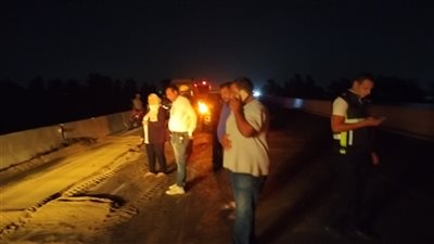 سقوط تانكين للزيت من سيارة نقل على الطريق الدولي طنطا – السنطة دون إصابات (فيديو)