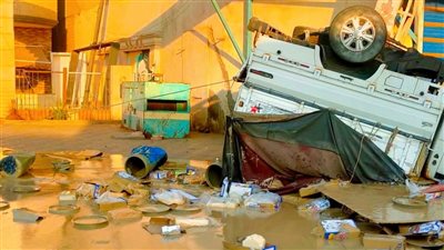 انقلاب سيارة تحمل مواد غذائية على طريق المحلة – طنطا (صور)