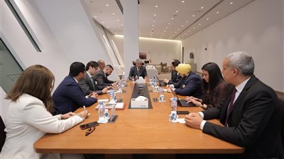 شريف فتحي يناقش خطط تطوير التعليم والتدريب السياحي والفندقي واستخدام الذكاء الاصطناعي