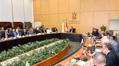 وزير الإسكان يتابع موقف مشروعات الشرب والصرف ضمن مبادرة 