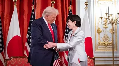 قدم التحية العسكرية وتركها حائرة خلفه، موقف لـ ترامب يربك رئيسة وزراء اليابان ( فيديو)