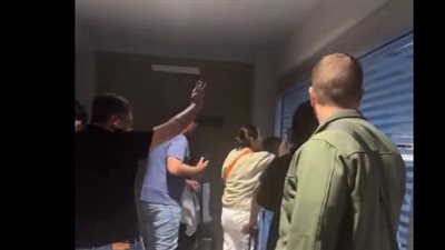 حادث غريب في لبنان، مطار بيروت مغلق في وجه المسافرين والنشطاء يسخرون: جاءوا مبكرًا (فيديو)