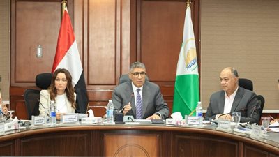 محافظ الجيزة يوجه بغلق منشآت مخالفة وبحل مشكلات المواطنين خلال اللقاء الأسبوعي