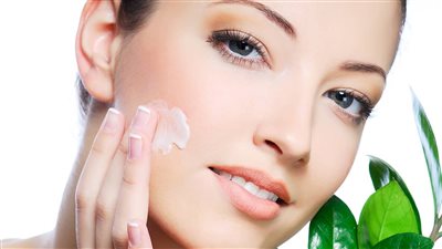 كيف تختارين مرطبًا يتناسب مع نوع بشرتك؟