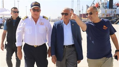 محافظ شمال سيناء يتابع مشروعات التطوير بميناء العريش 