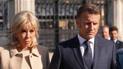 بسبب القيل والقال وفضح الأسرار، ماذا فعلت زوجة ماكرون في مظهرها لتغيير نظرية أنها رجل