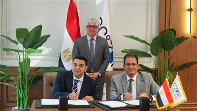 رئيس اقتصادية قناة السويس يشهد توقيع عقد مشروع 