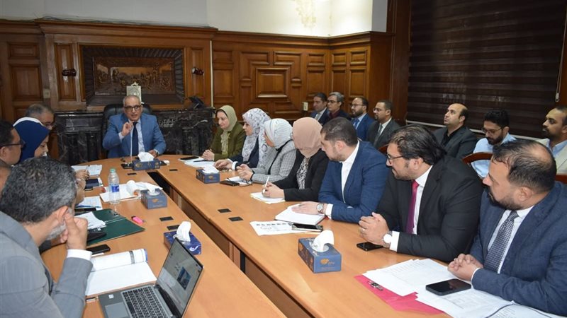 د.أحمد مصطفى في اجتماع