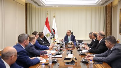 وزير قطاع الأعمال العام يبحث مع 