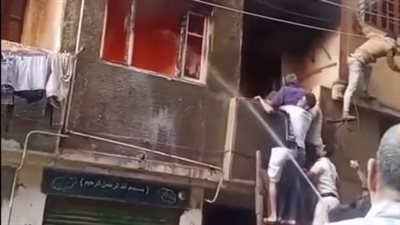 لحظة إنقاذ مسن من الموت حرقا في شقته، والنشطاء: شجاعة ولاد البلد (فيديو)