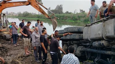 ننشر الصور الأولى لسحب تريلا سقطت في ترعة بالدقهلية 