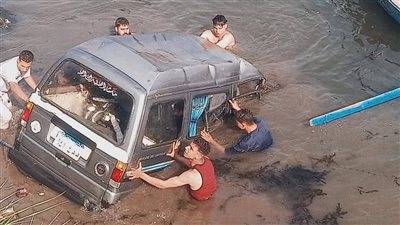 مصرع 3 أشخاص بسبب انقلاب سيارة سوزوكي في مياه الرياح التوفيقي بطوخ 