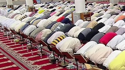 ما مقدار السُترة في الصلاة، وحكم المرور من أمام المصلي؟ الإفتاء تجيب