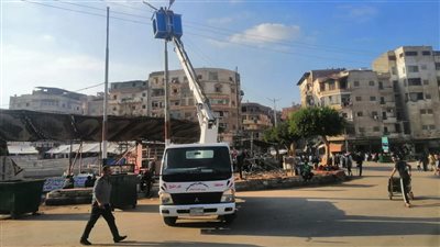 صيانة كشافات الإنارة بشوارع دسوق استعداد لليلة الختامية لمولد ابراهيم الدسوقي