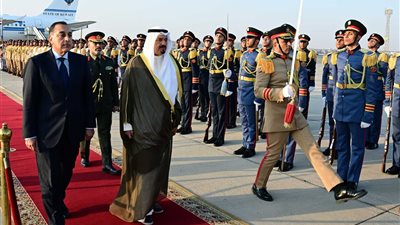 رئيس الوزراء يستقبل نظيره الكويتي بمطار القاهرة الدولي (صور)