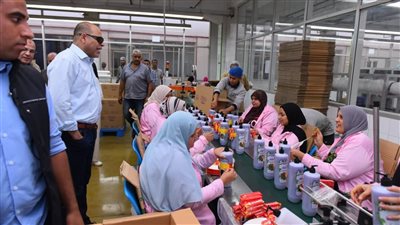 وزير العمل في جولات مفاجئة لمتابعة تطبيق الحد الأدنى للأجور (صور)