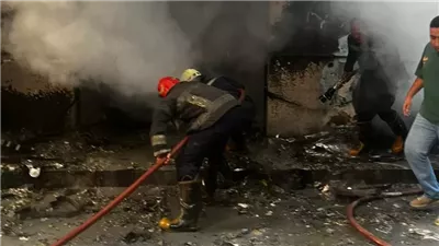 إخماد حريق اندلع داخل محل مفروشات بالنزهة دون إصابات 